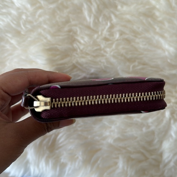 Gucci Special Edition Heart Design Zippy Wallet in Excellent Condition - Picture 3 of 15